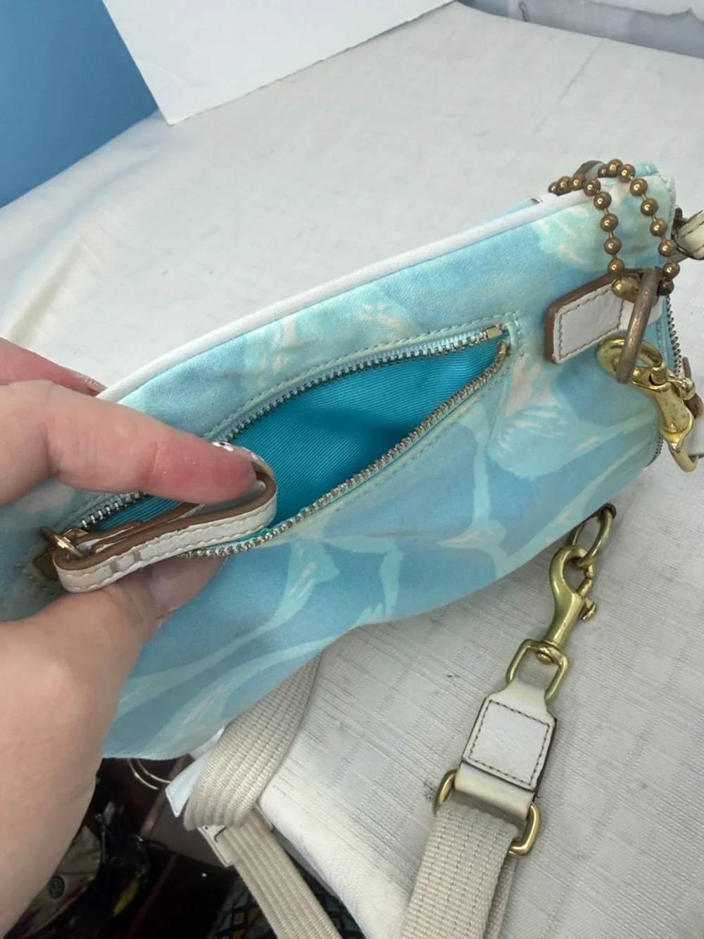 Coach Signature light blue/ Cream Scribble Swing pack Hipster F10801 - Picture 9 of 11